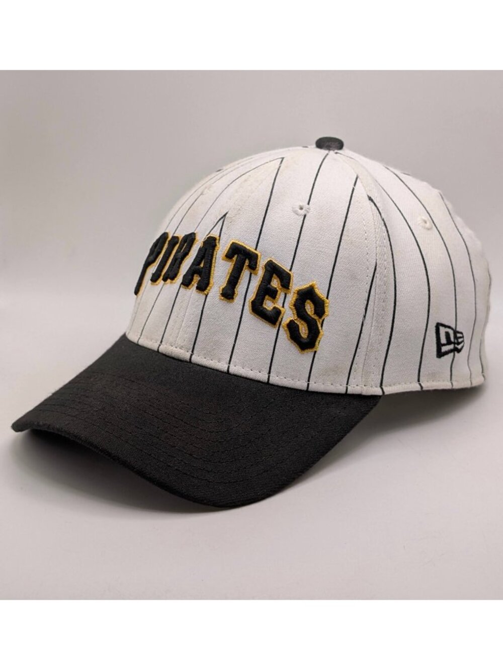 Pittsburgh Pirates MLB Baseball Hat Cap NEW ERA 39THIRTY Size M/L Pinstripe Flex